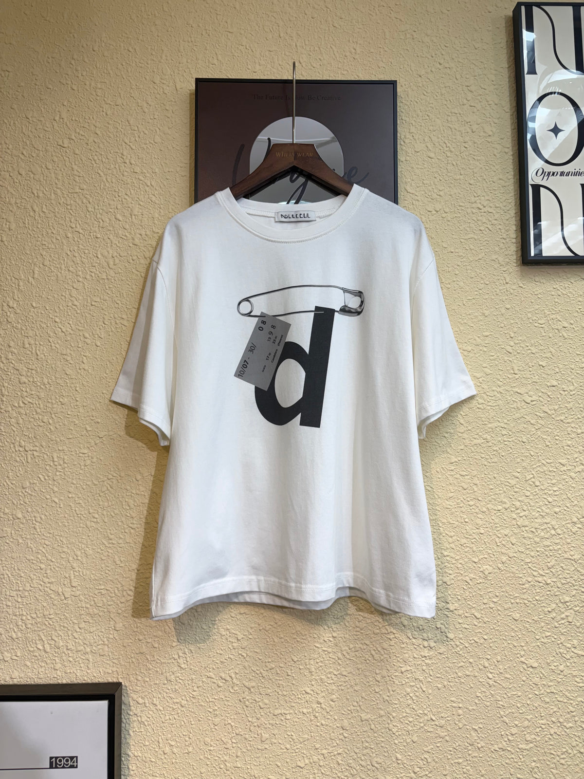 Buckle pin tee