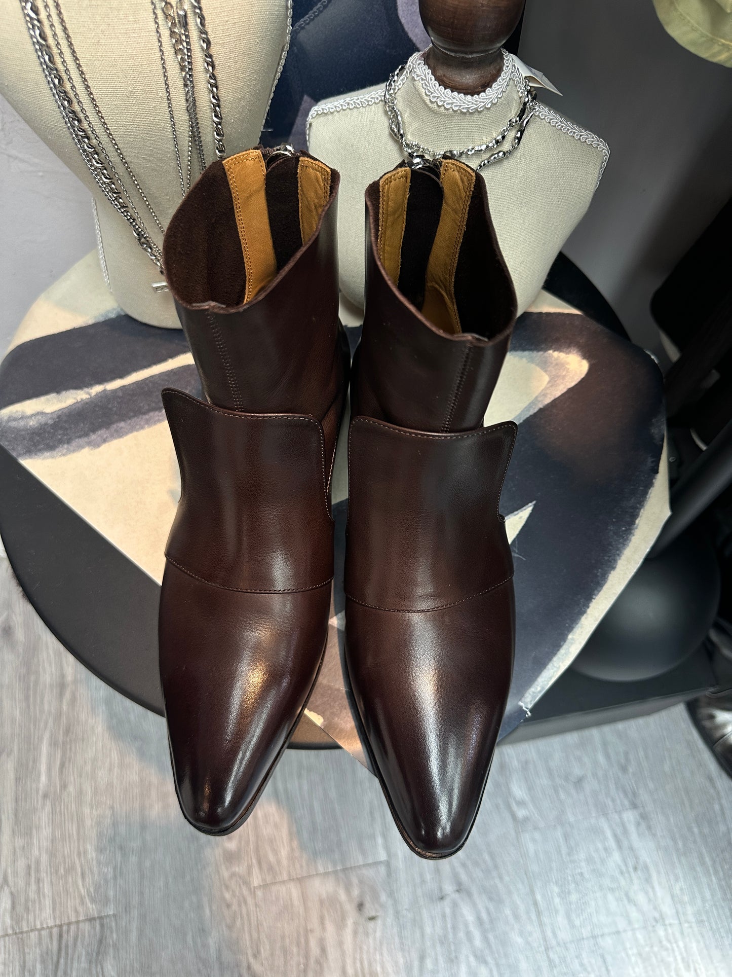 Pointy back zip short boot