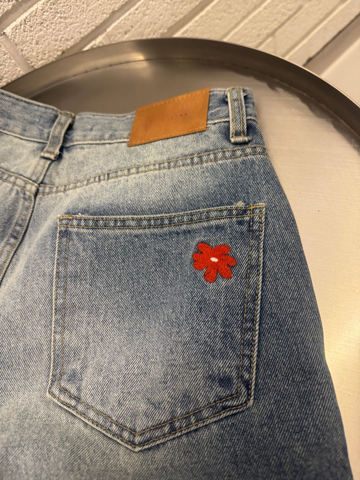 (-50%off)floral embroidery jeans