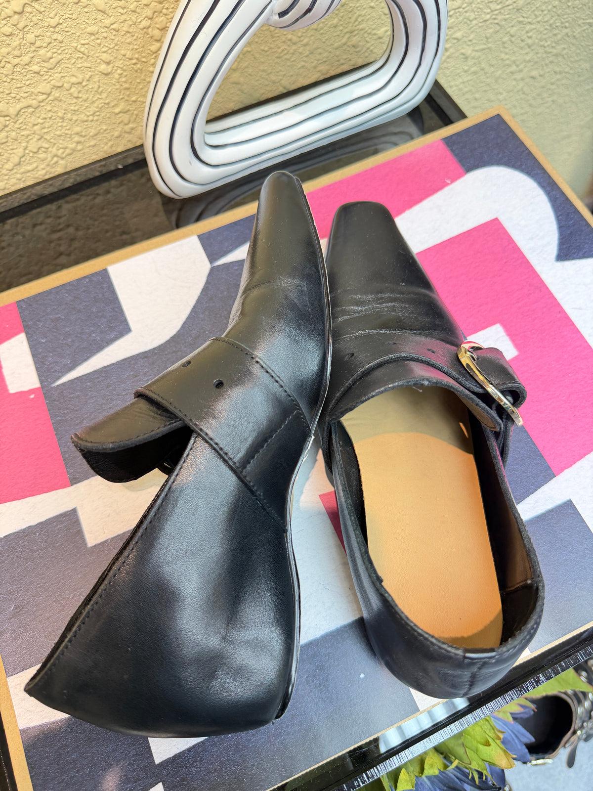 End point circle hook heel lift loafer
