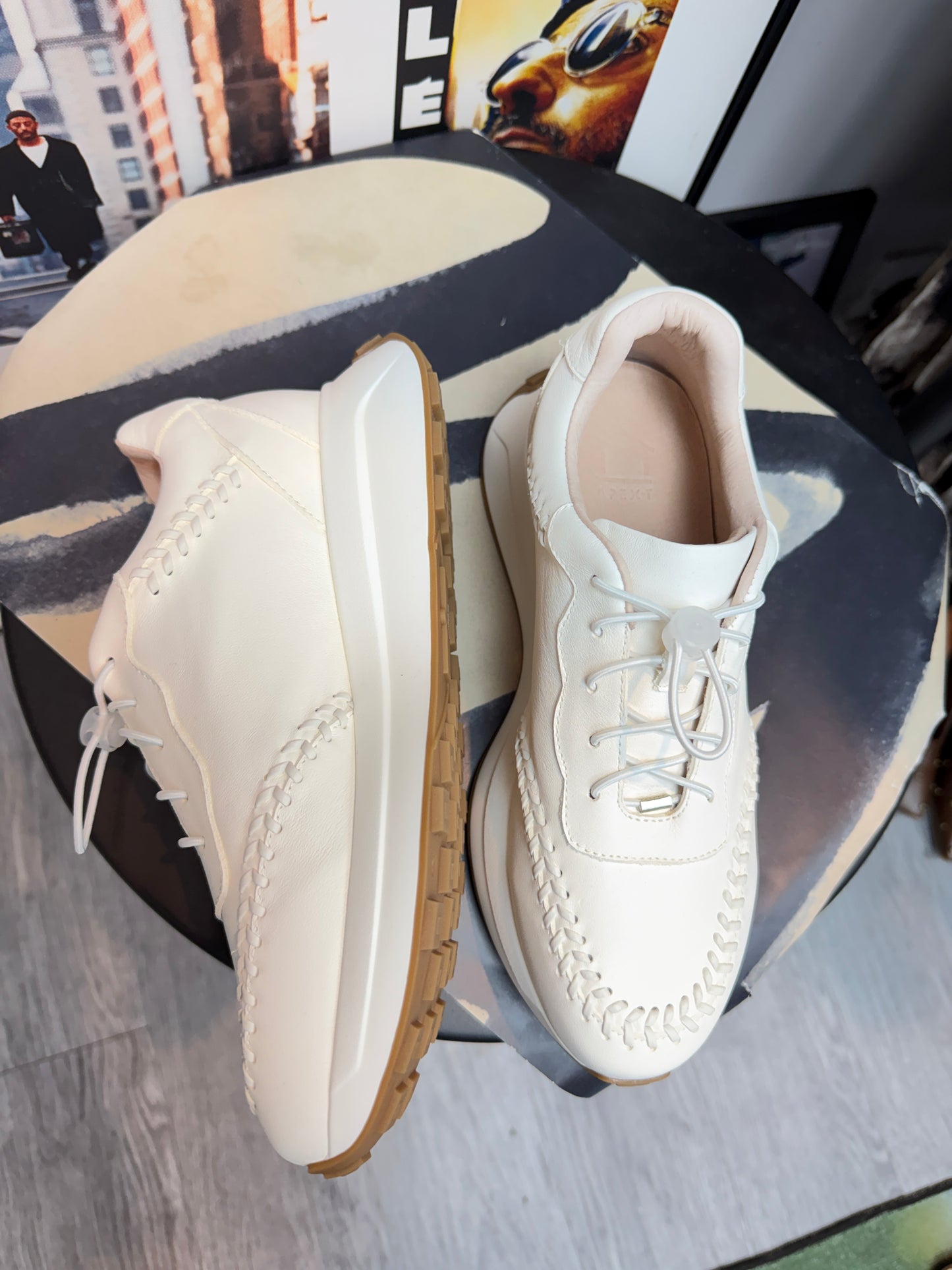 Cord stopper sneakers