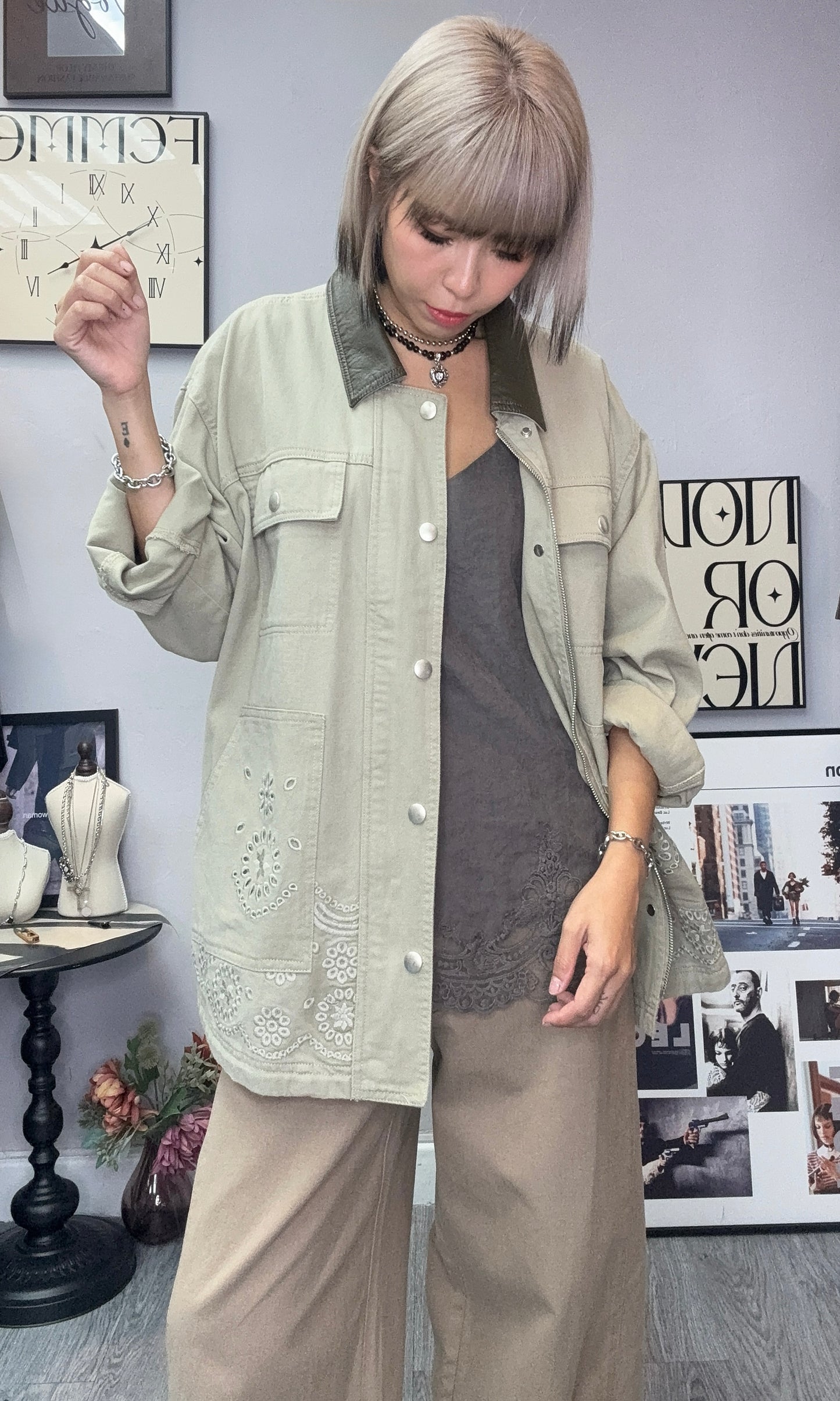 Embroidery hem zip jacket