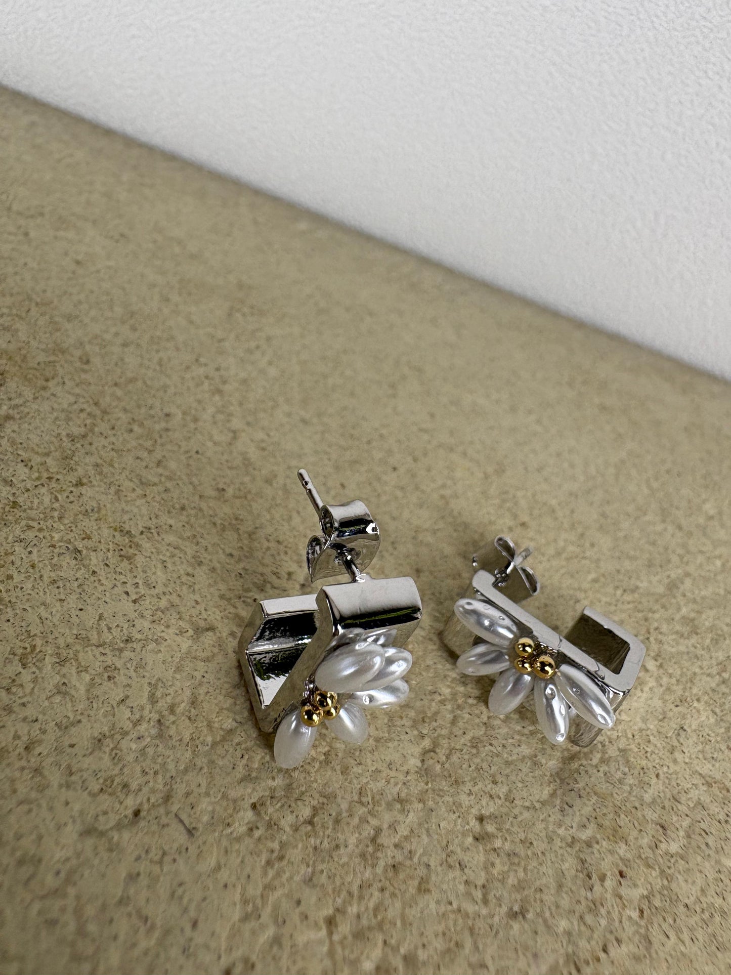 Half cuboid daisy earrings