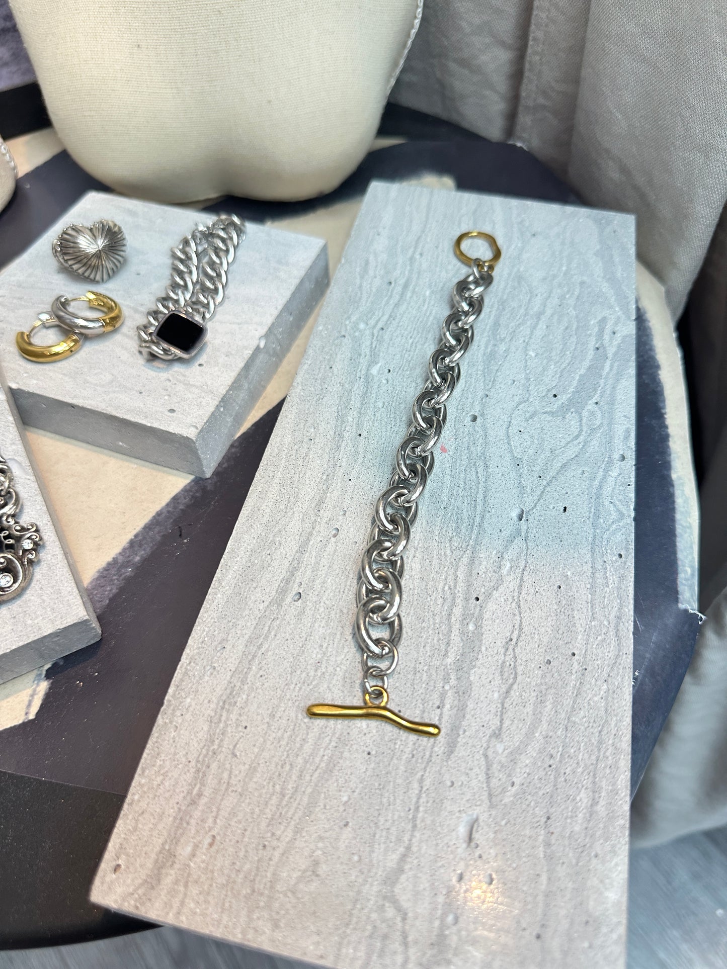 Round bracelet (design by Japan)