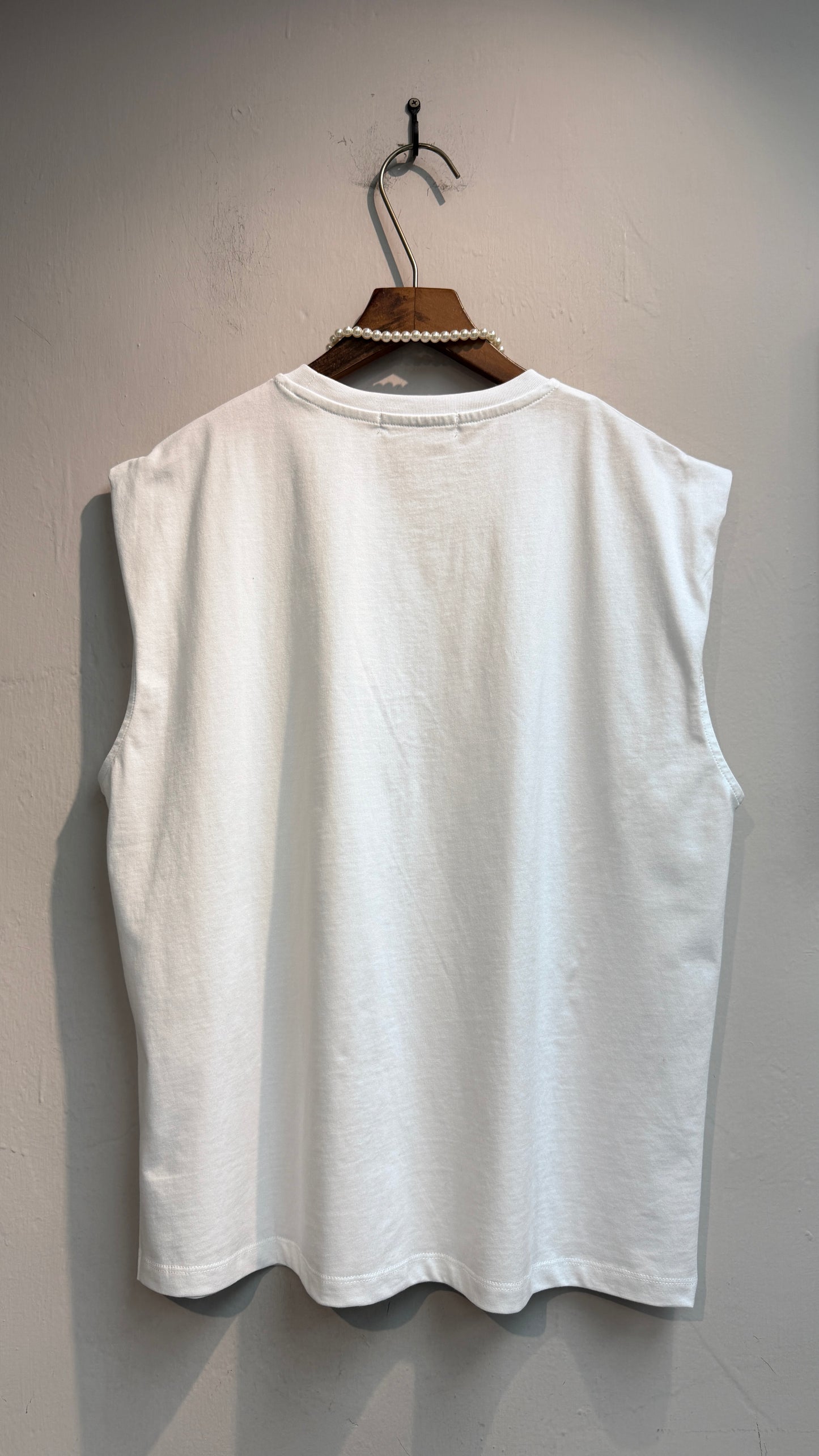 With pearl necklace tee #00624