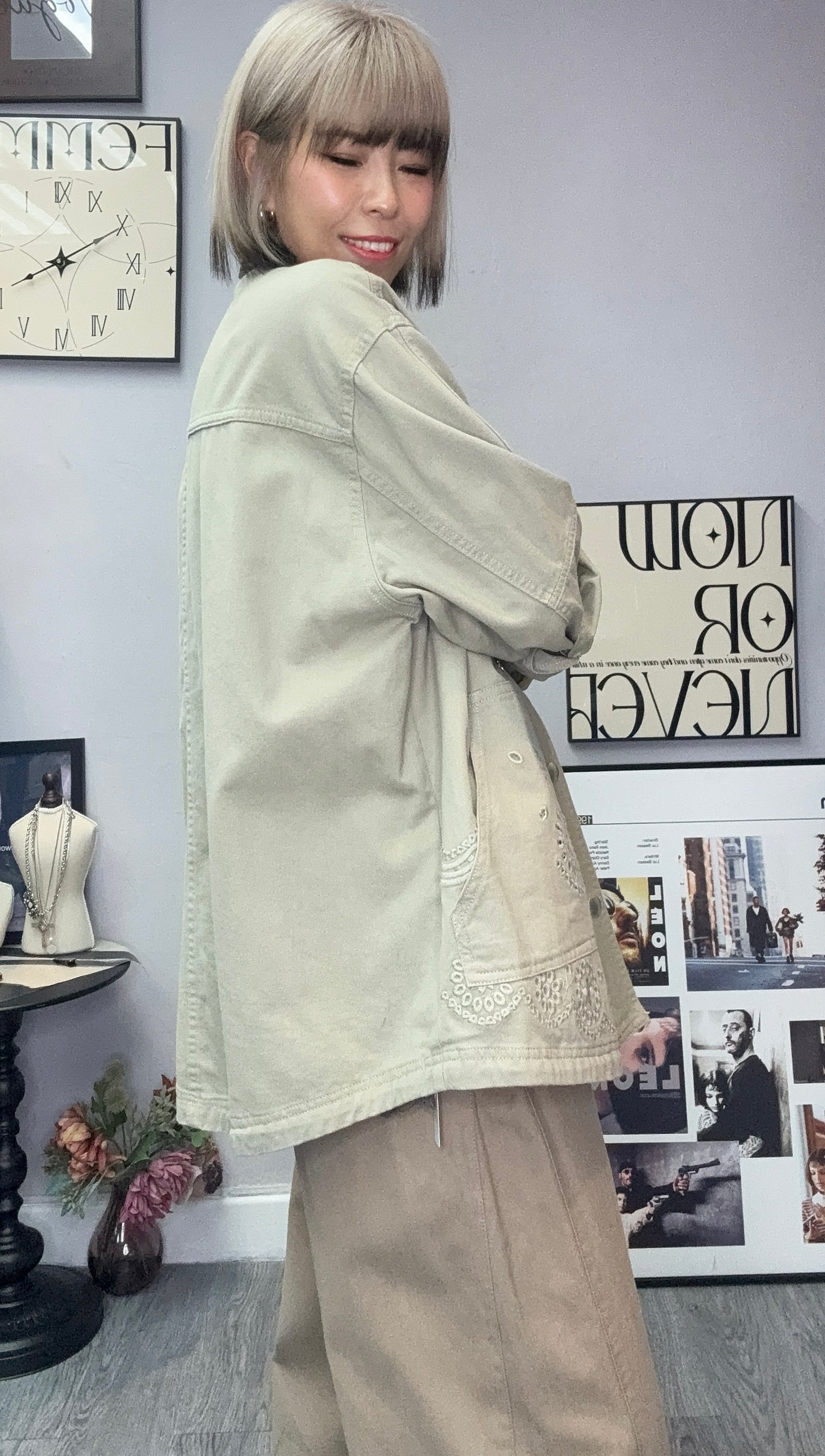 Embroidery hem zip jacket