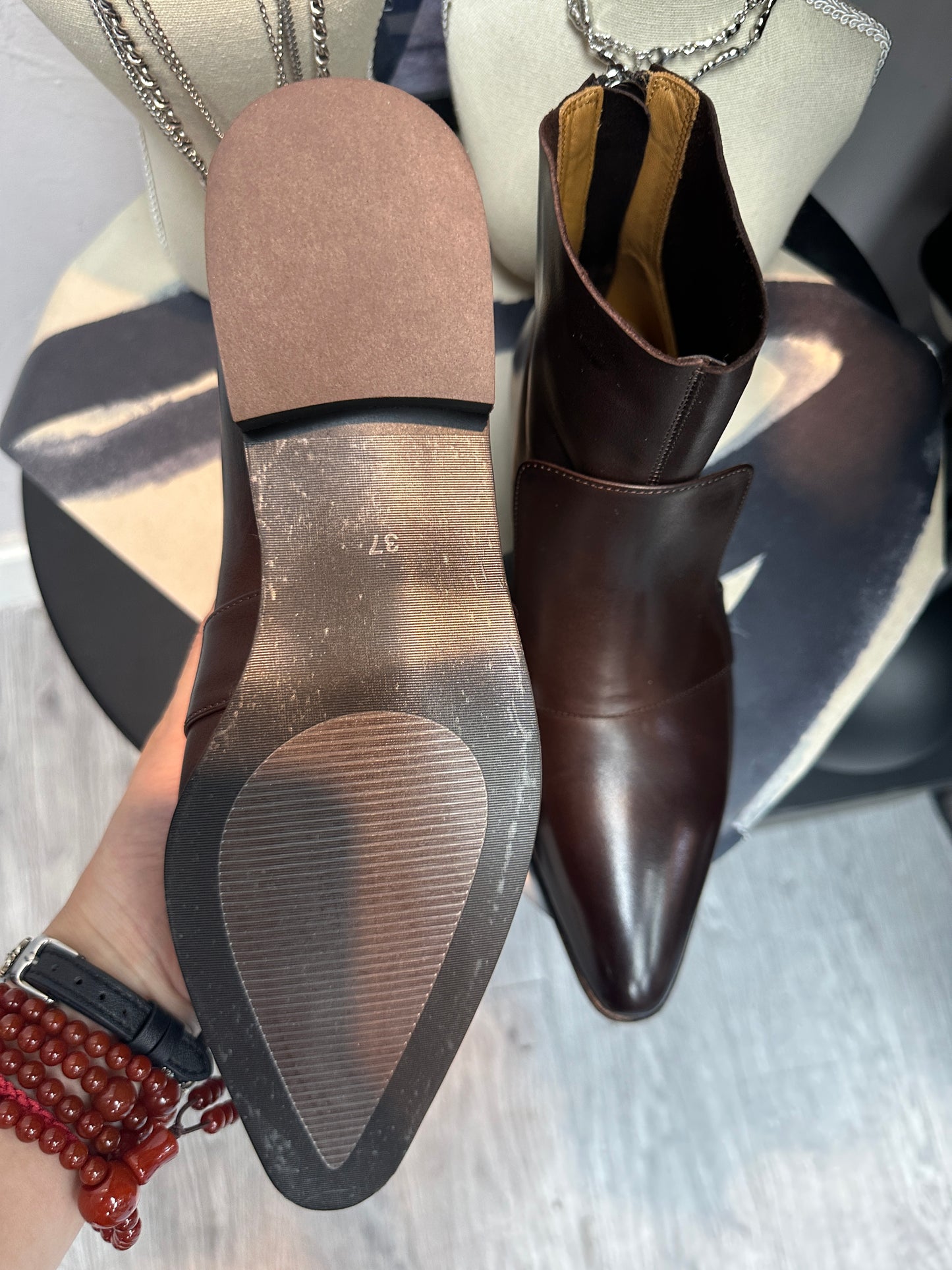 Pointy back zip short boot