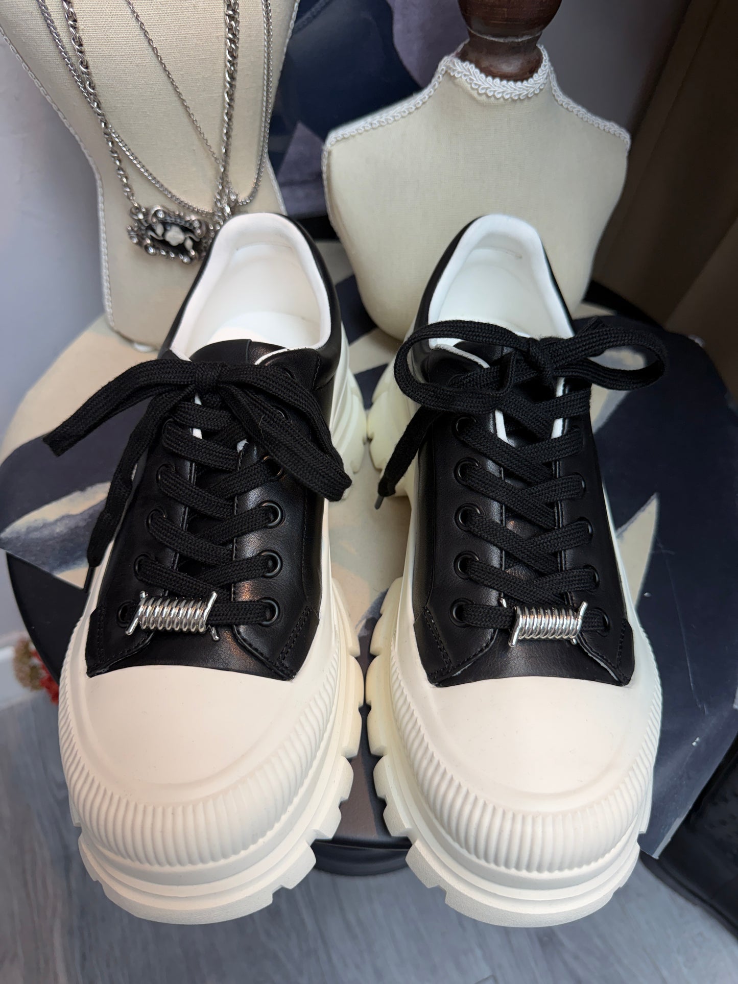 Silver hook leather shoes