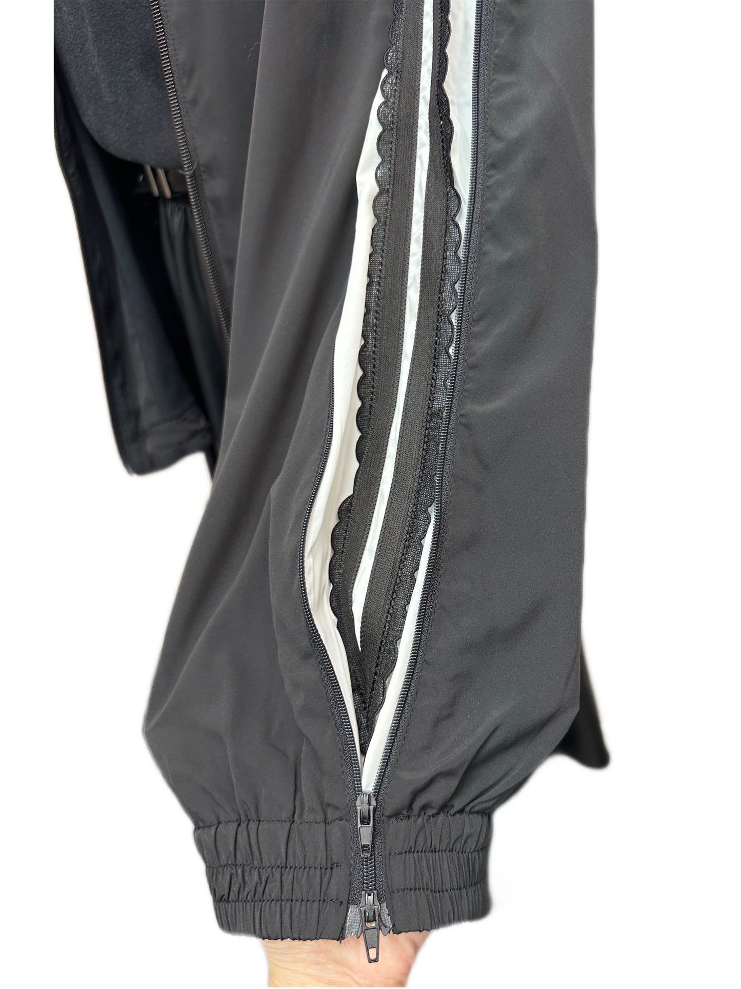 Zip sleeves windbreaker