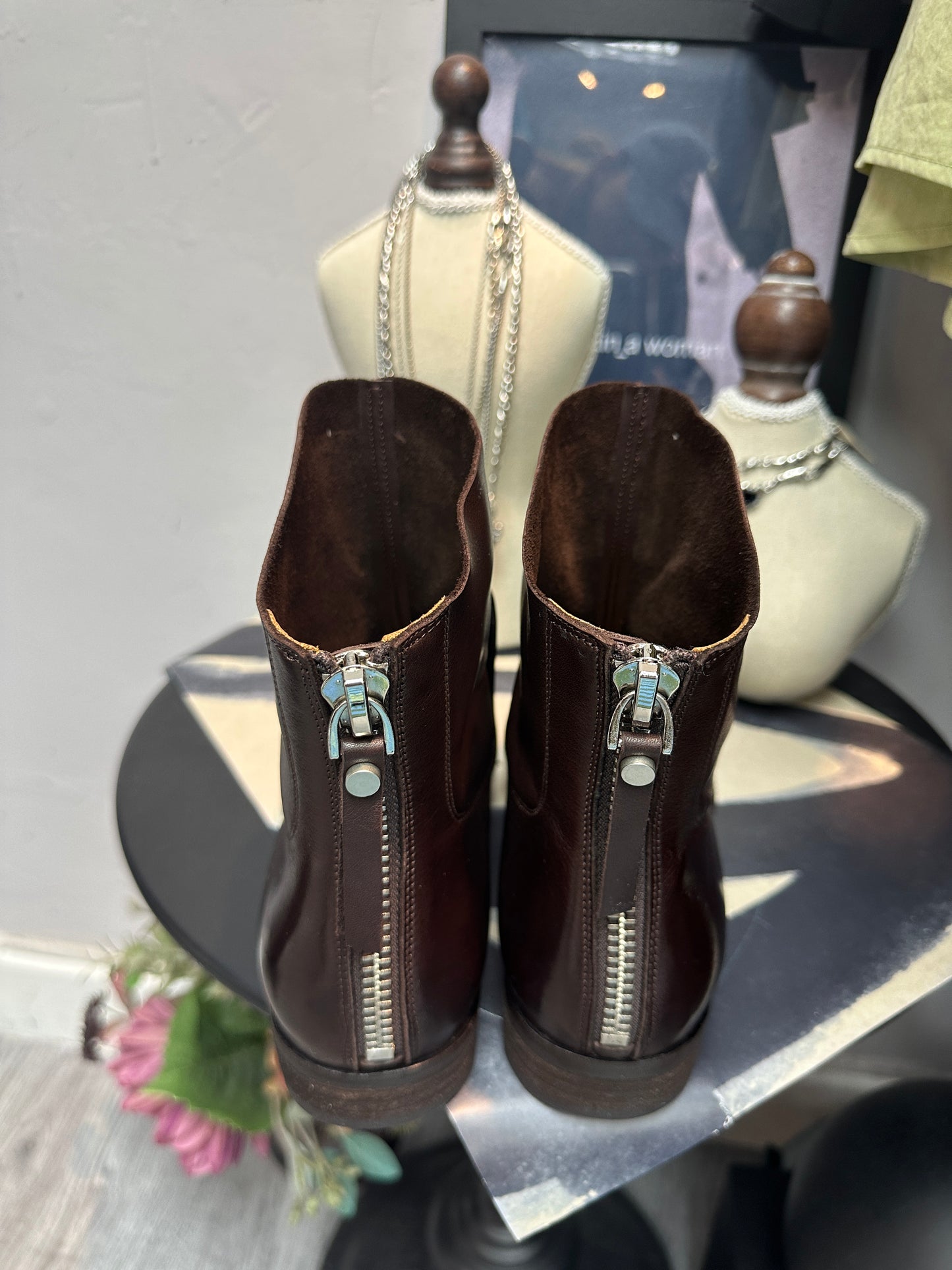 Pointy back zip short boot