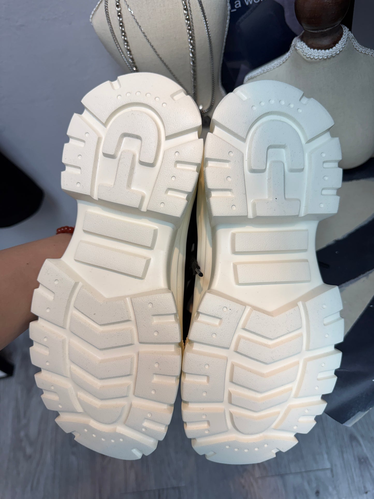 Silver hook leather shoes