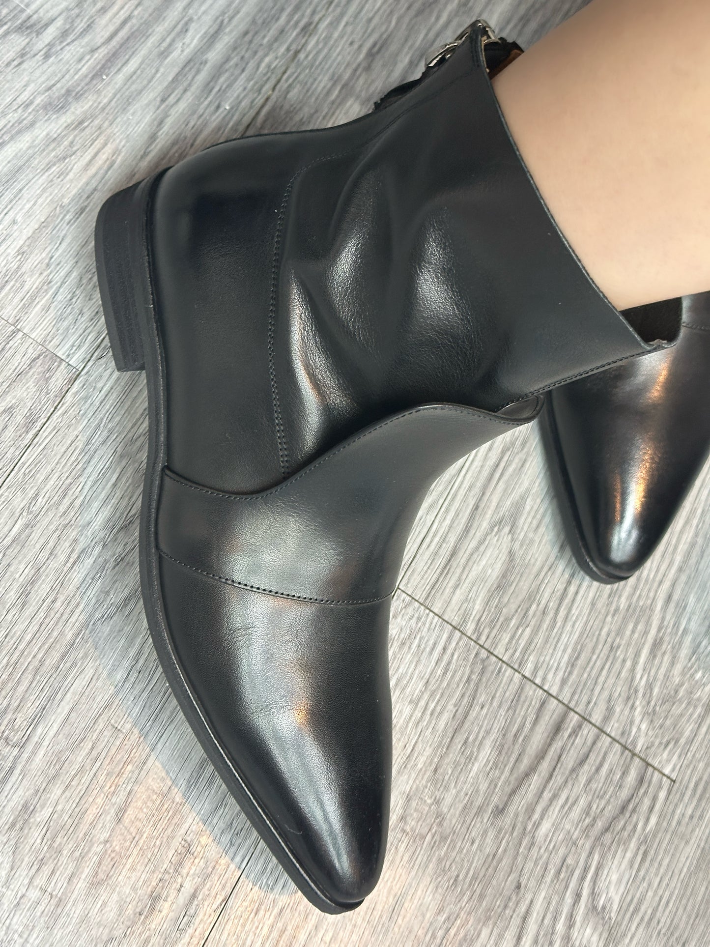 Pointy back zip short boot