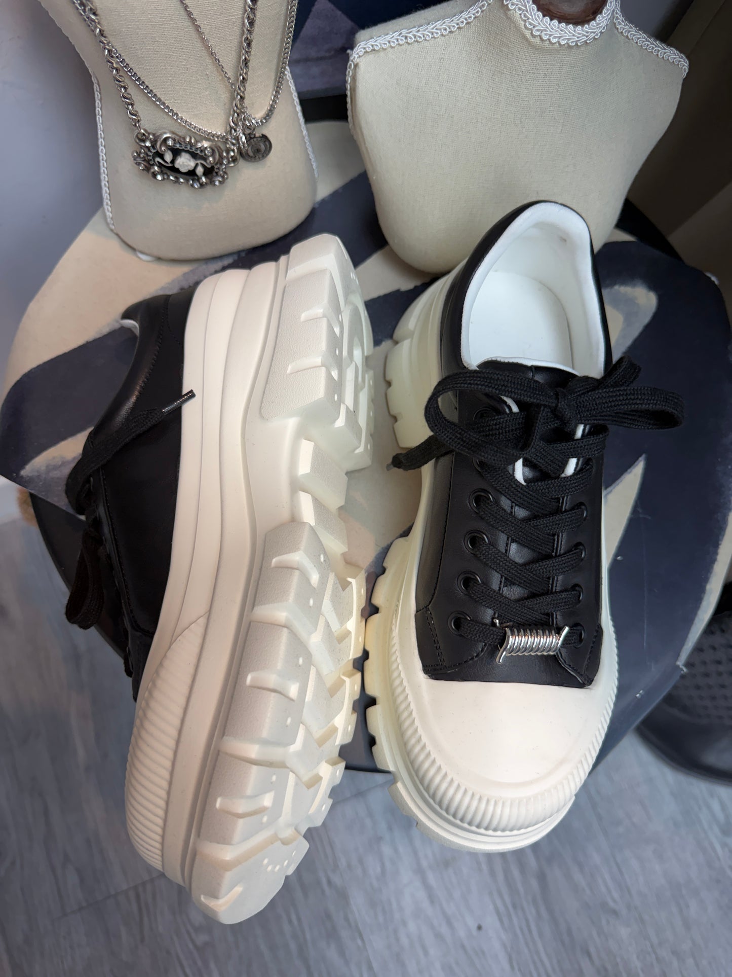 Silver hook leather shoes