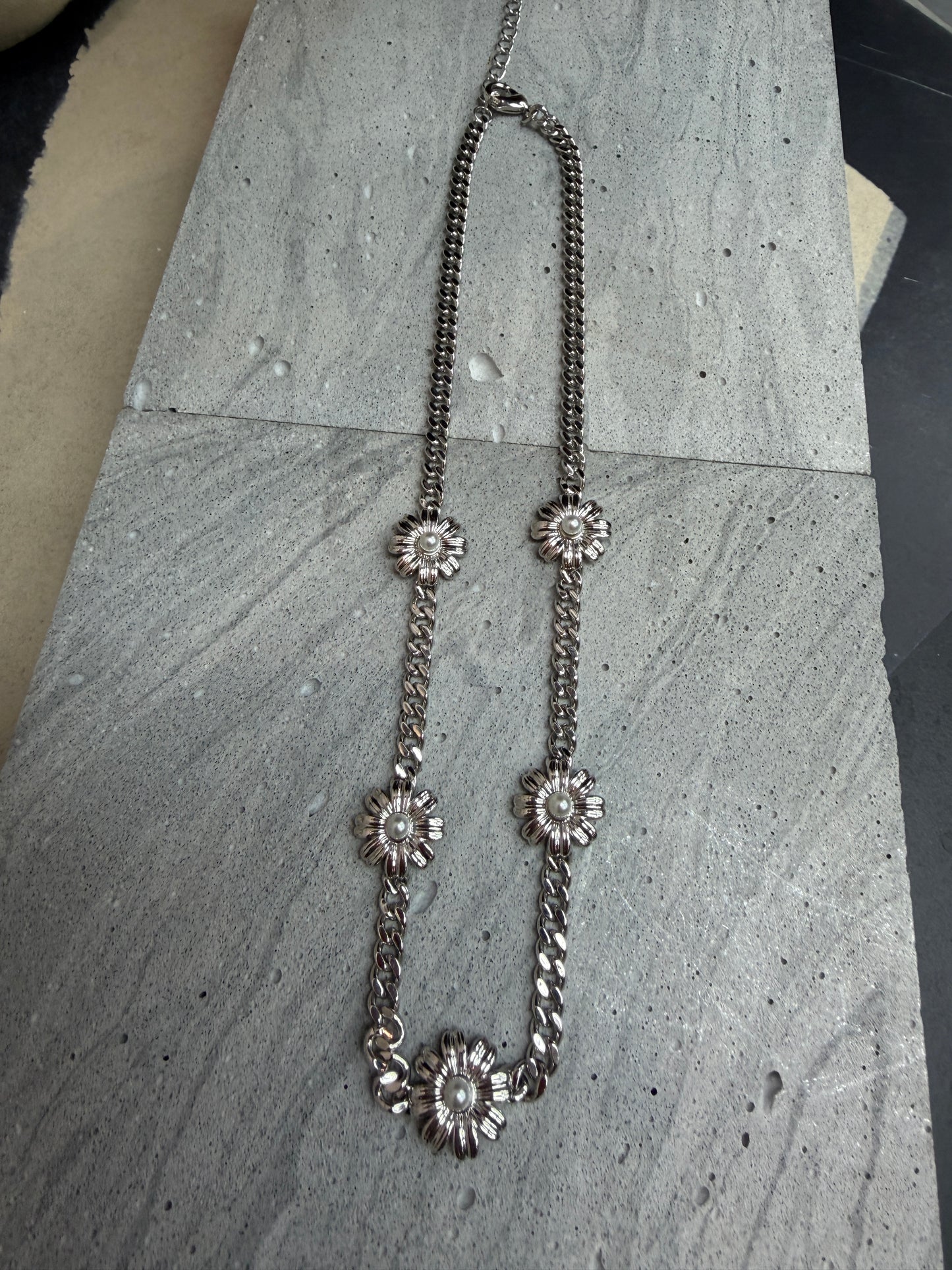 Daisy mini pearl necklace