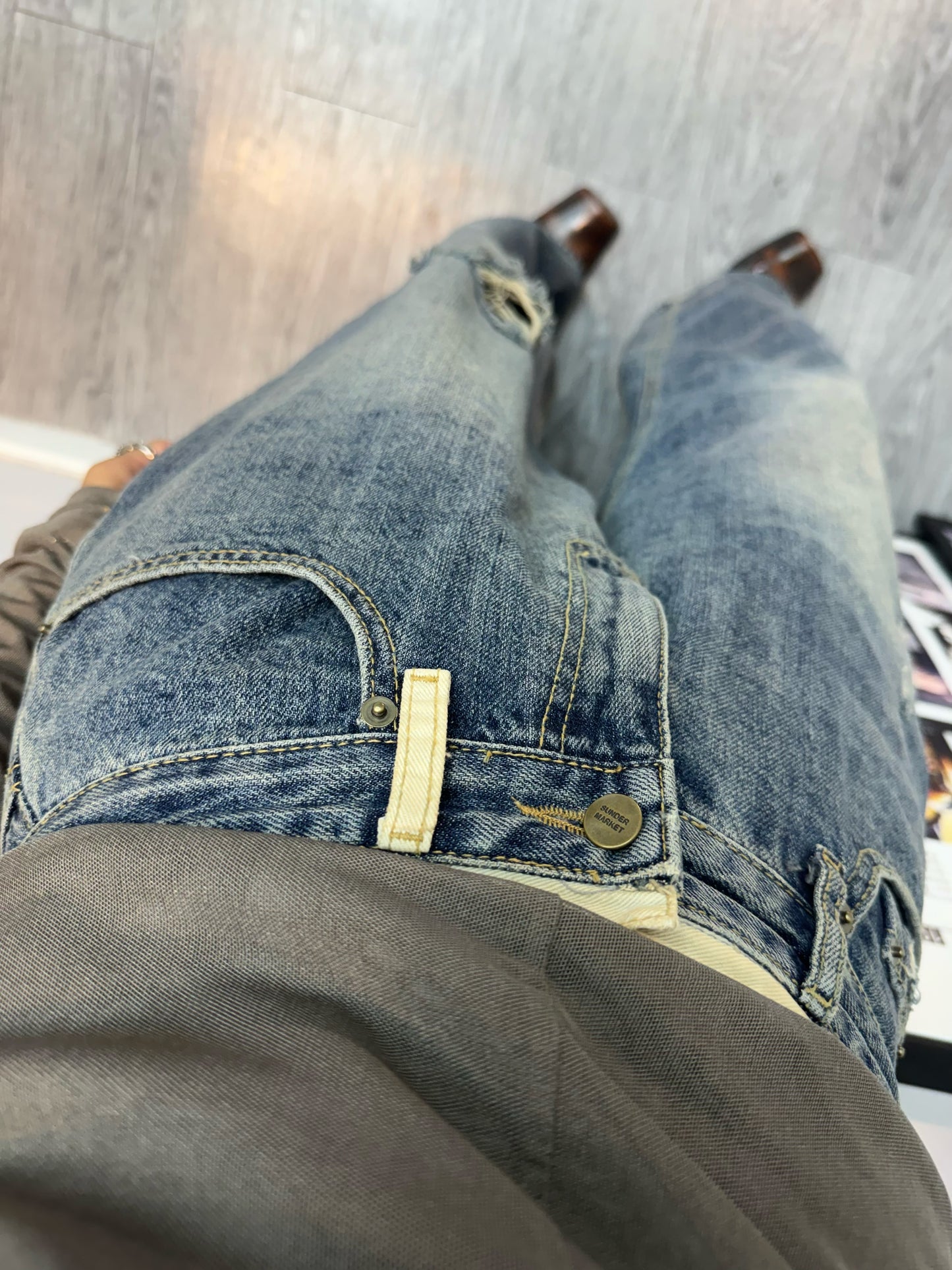 Stonewashed damage jeans