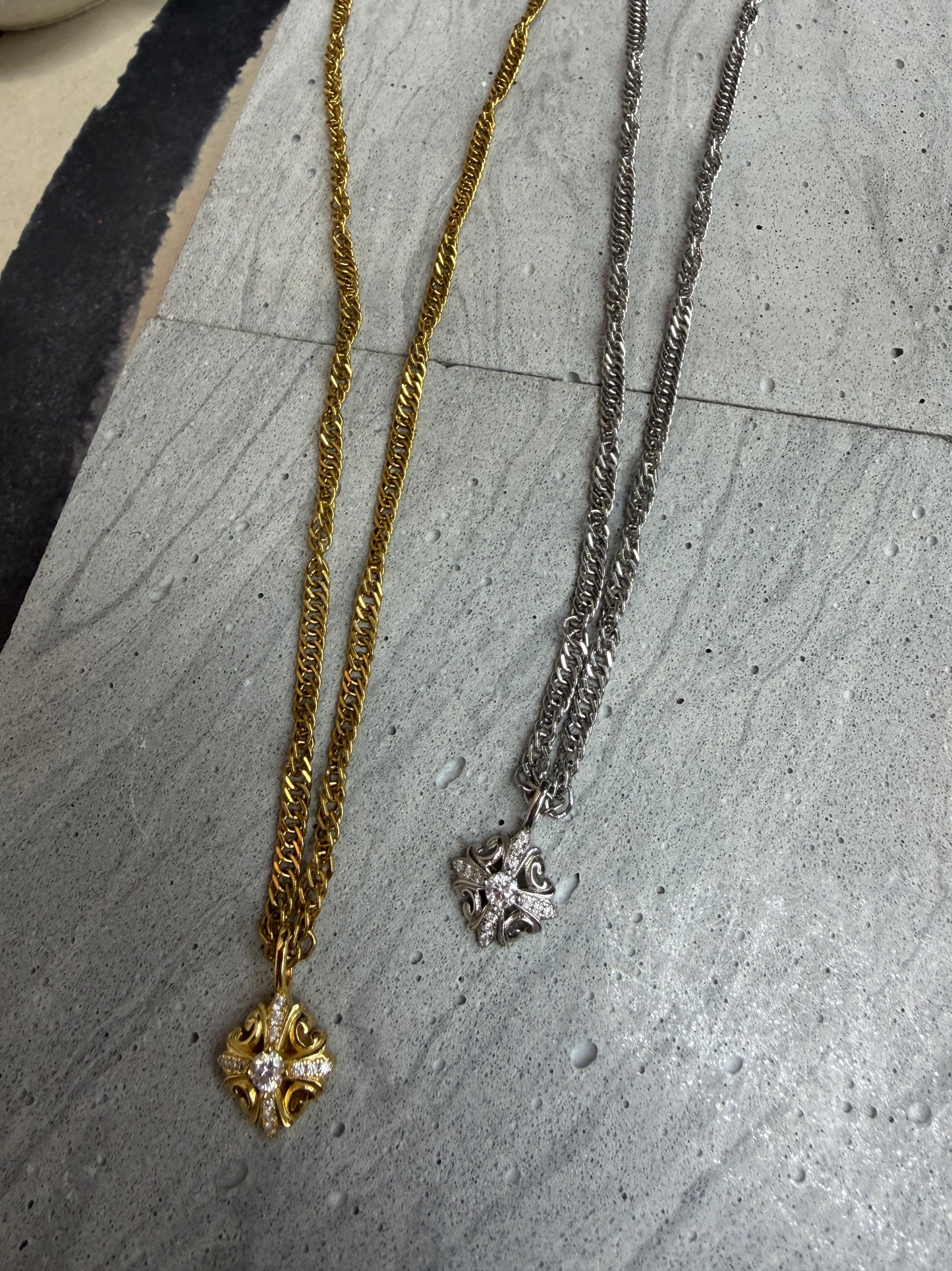 Diamond cutout pattern necklace