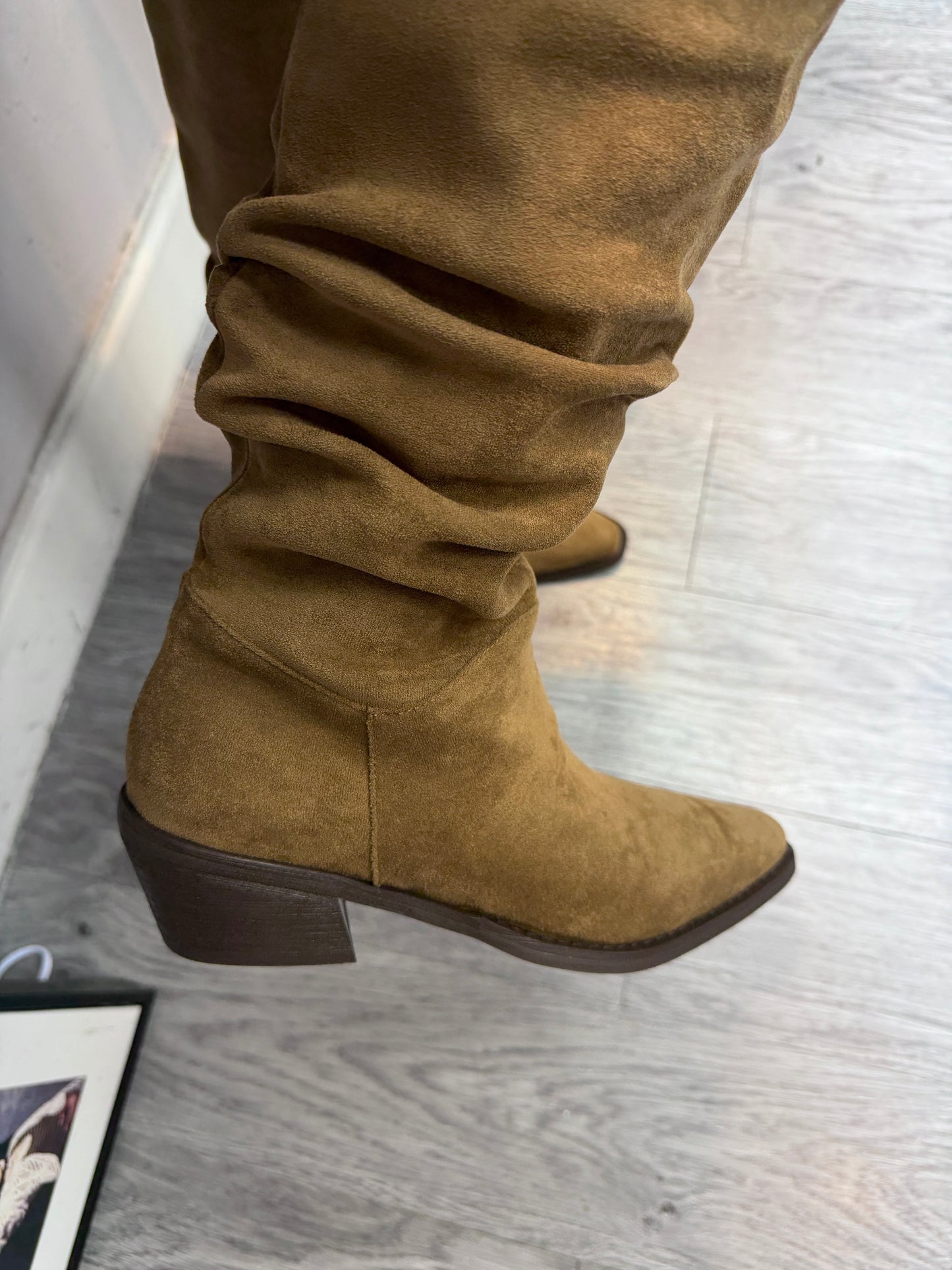 (LAST ONE)Suede pointy boot