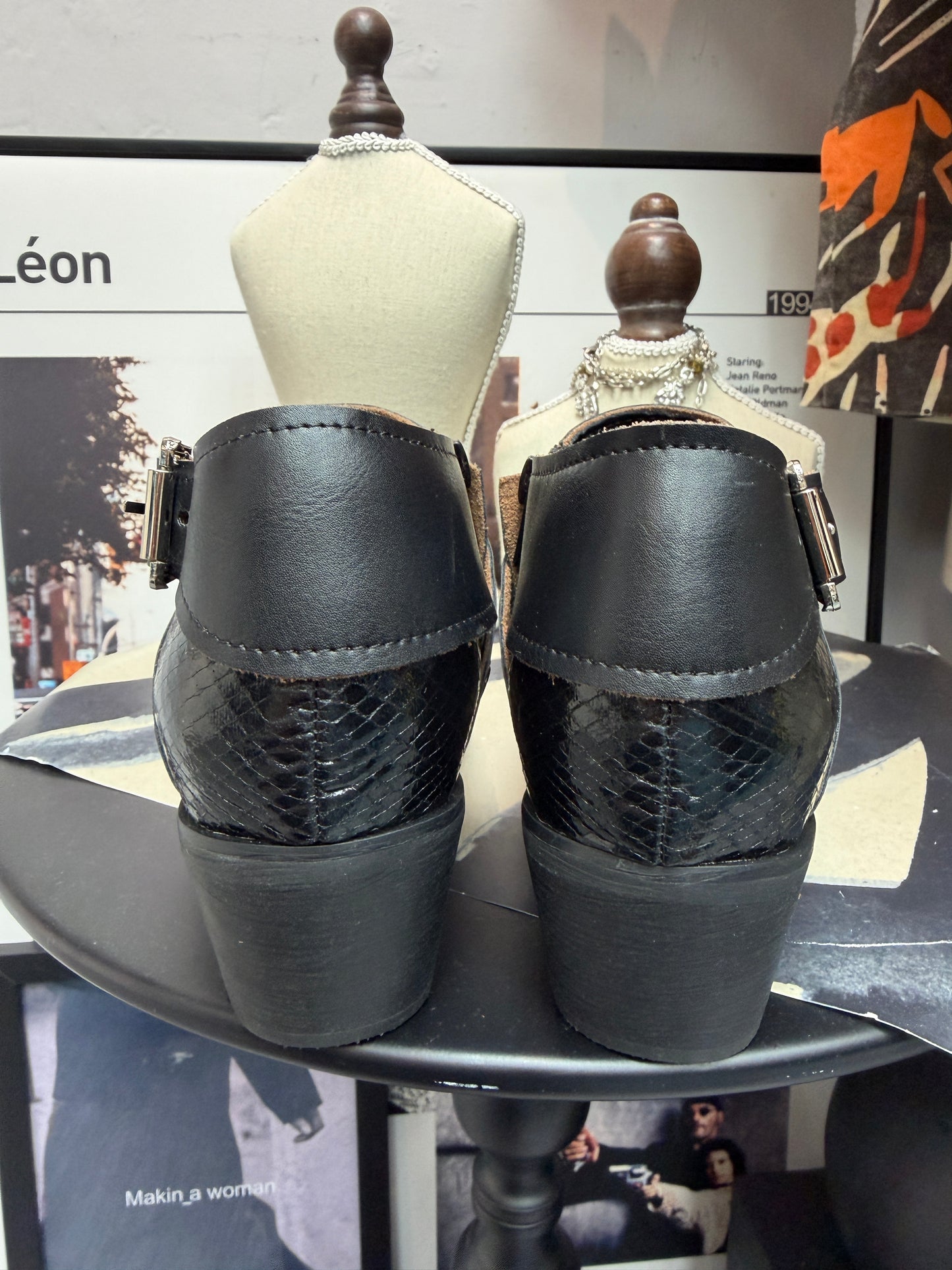 Eyelet X buckles pointy leather shoes