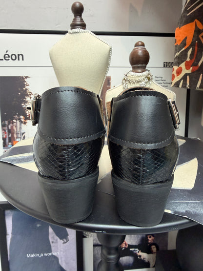Eyelet X buckles pointy leather shoes
