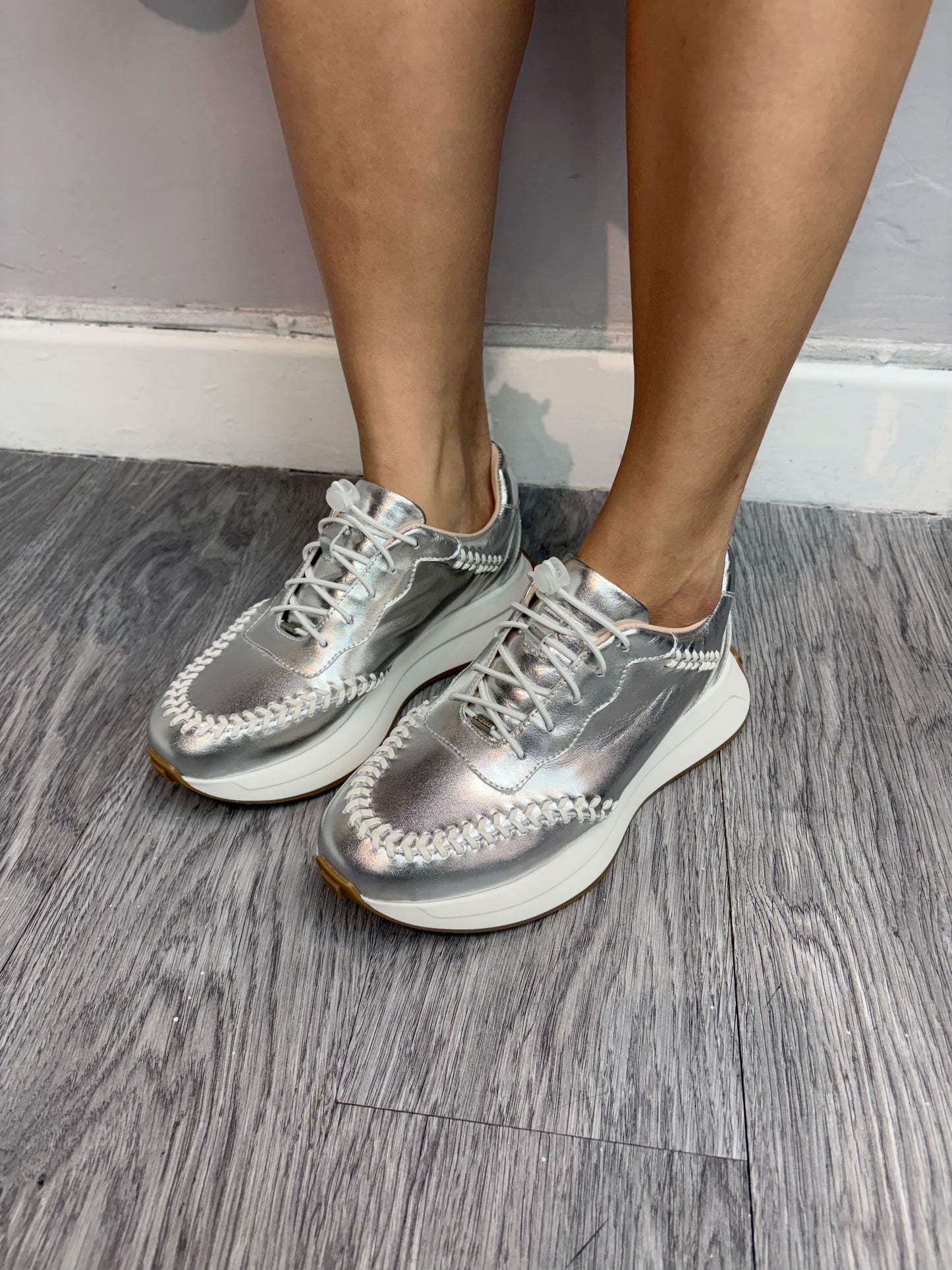 Cord stopper sneakers