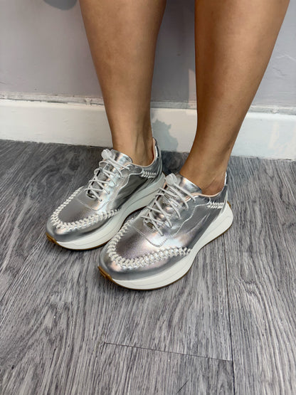 Cord stopper sneakers