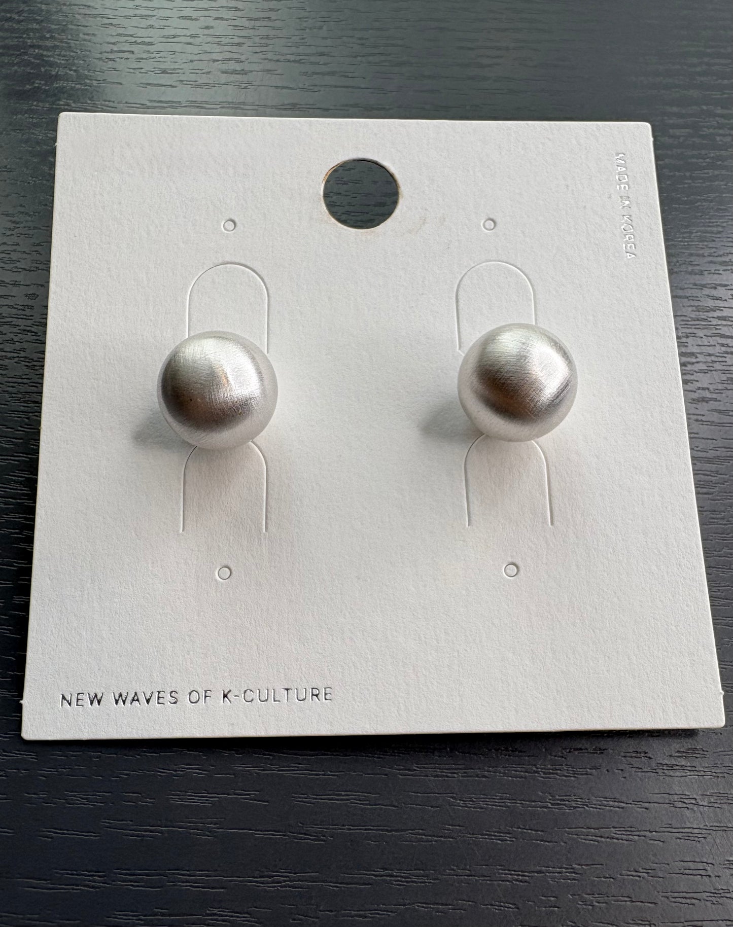 Cat‘s-eye effect earrings
