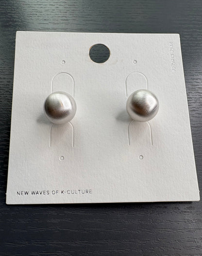 Cat‘s-eye effect earrings