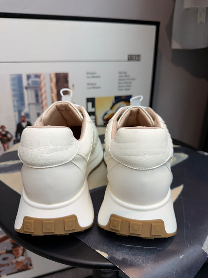Cord stopper sneakers