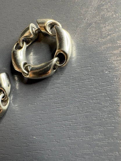 Clasp earrings