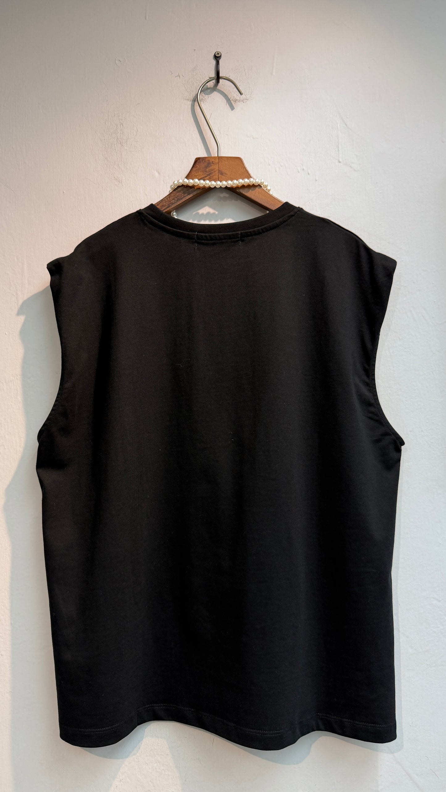 With pearl necklace tee #00624