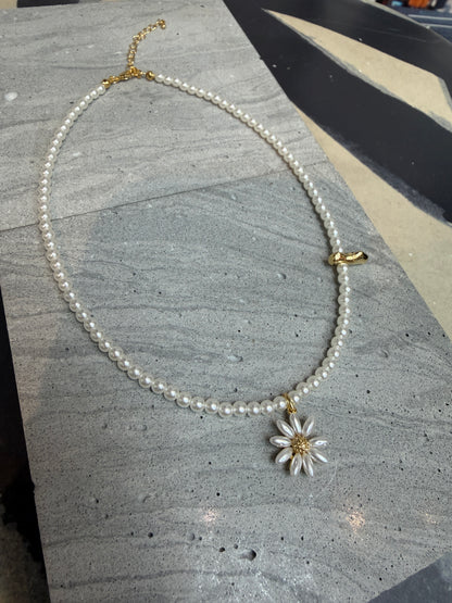Mini pearl daisy necklace