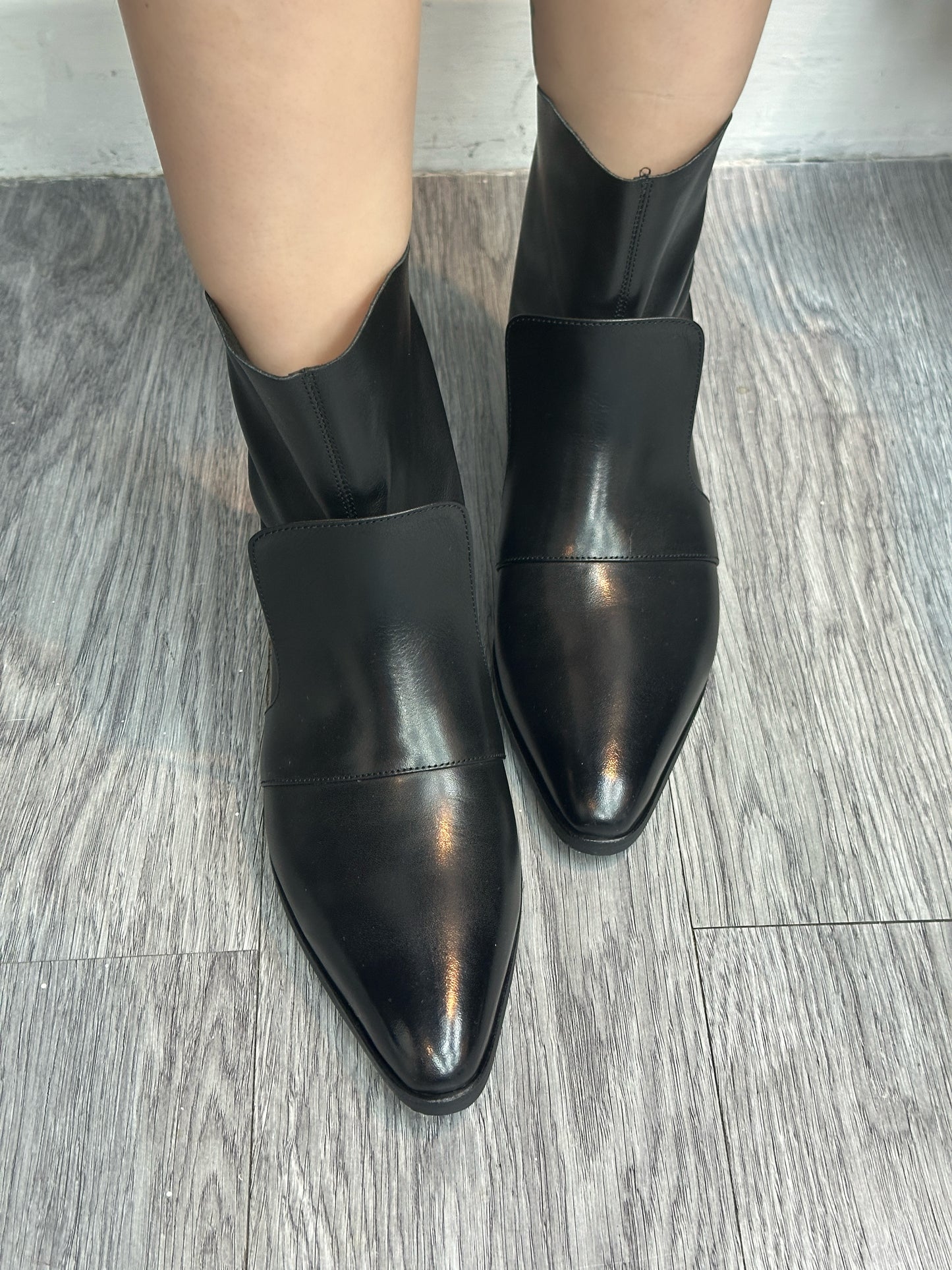 Pointy back zip short boot