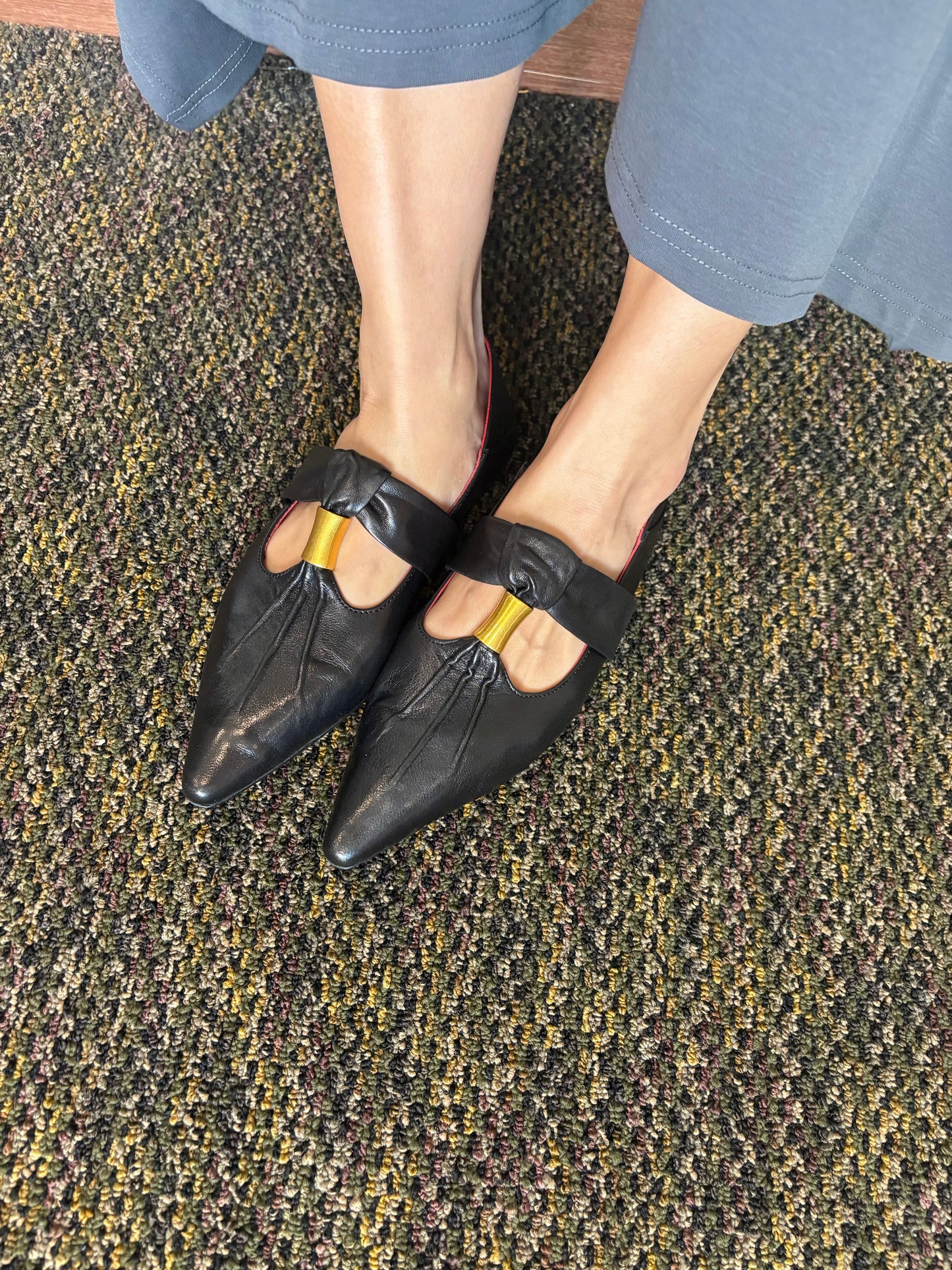 Lambskin gold bukle pointed shoes
