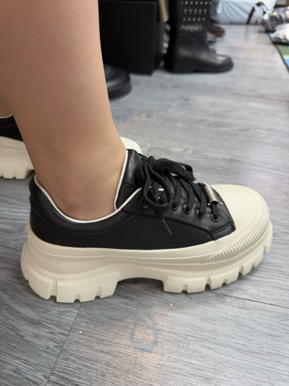 Silver hook leather shoes