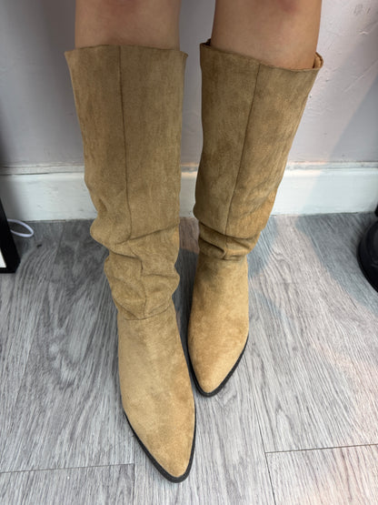 (((LAST TWO)))Suede pointy boot