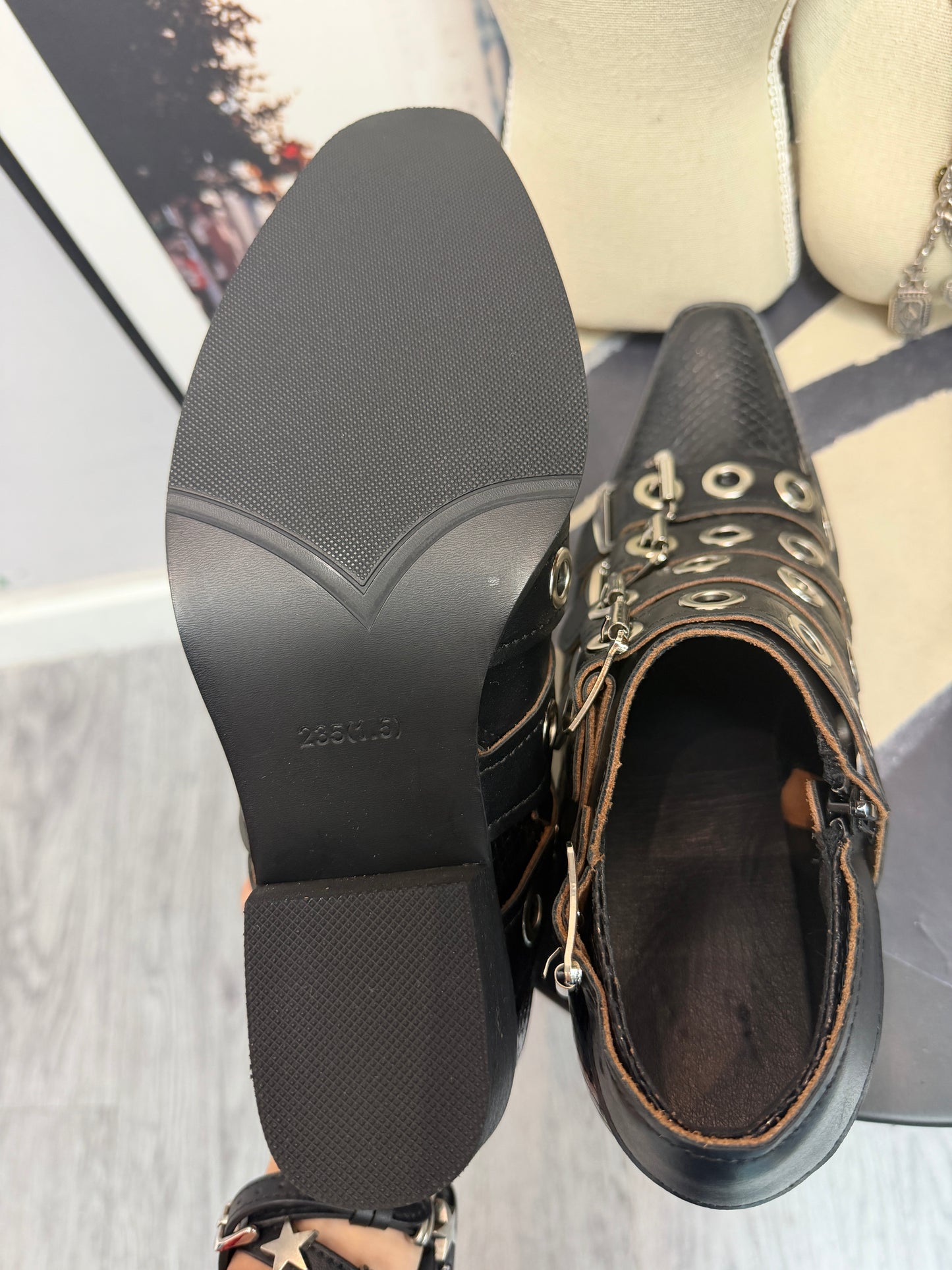 Eyelet X buckles pointy leather shoes
