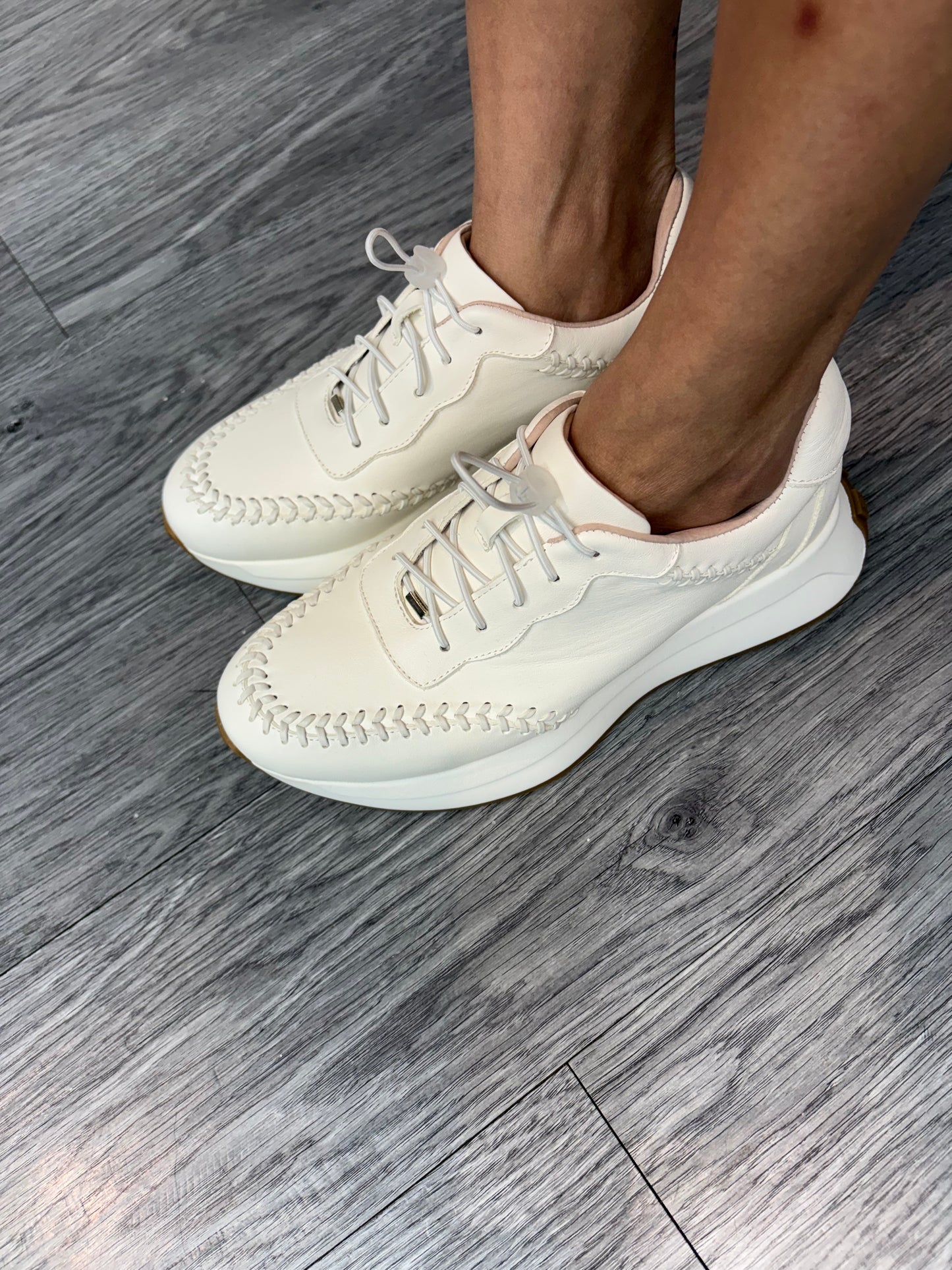 Cord stopper sneakers