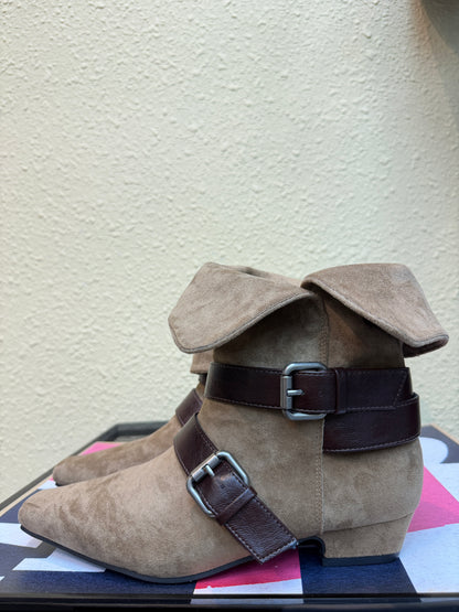 End point suede ankle boot