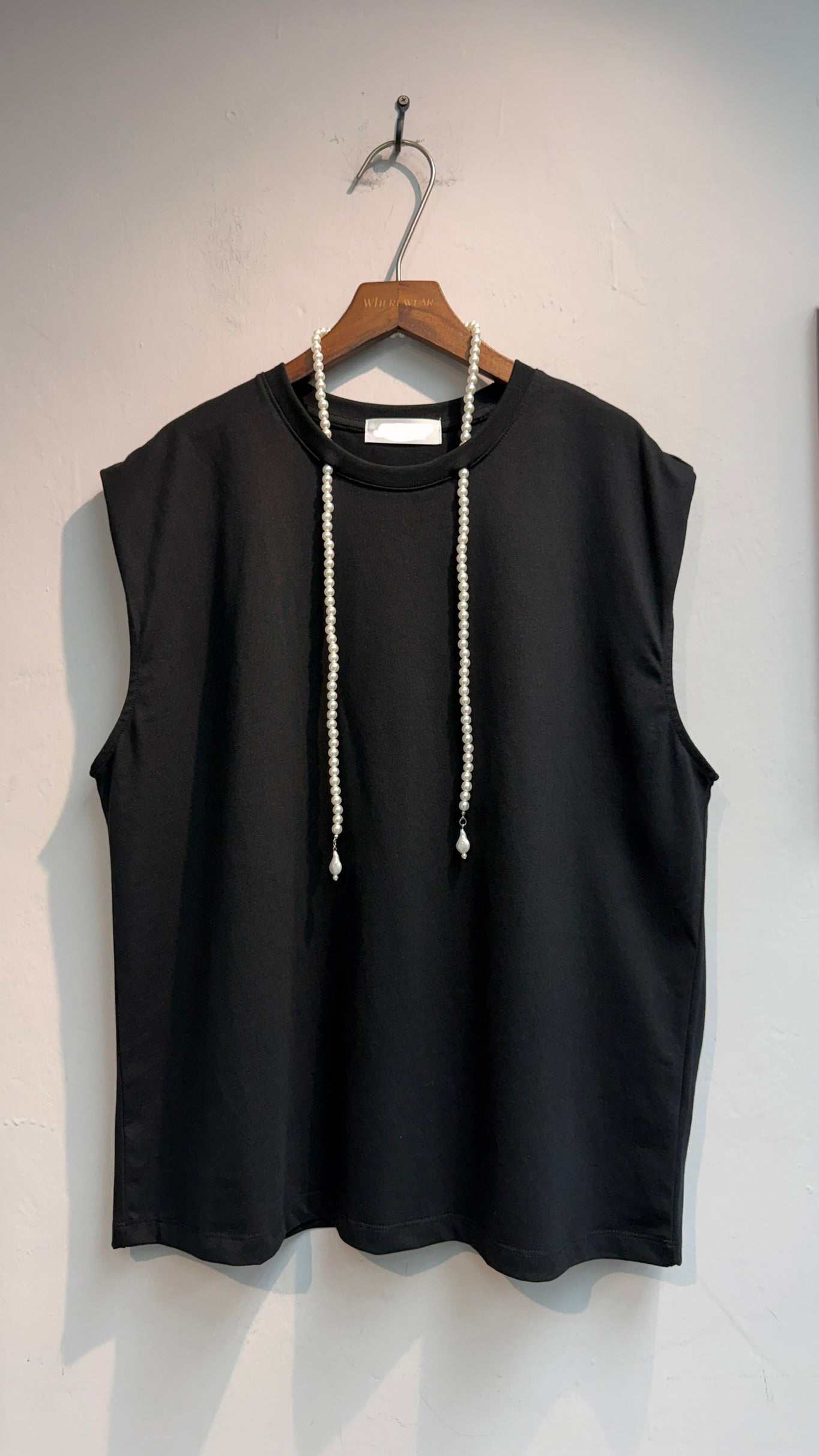 With pearl necklace tee #00624