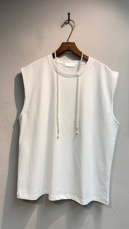 With pearl necklace tee #00624
