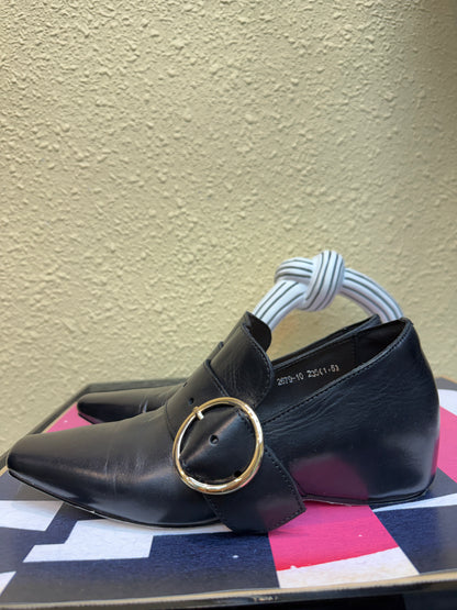 End point circle hook heel lift loafer
