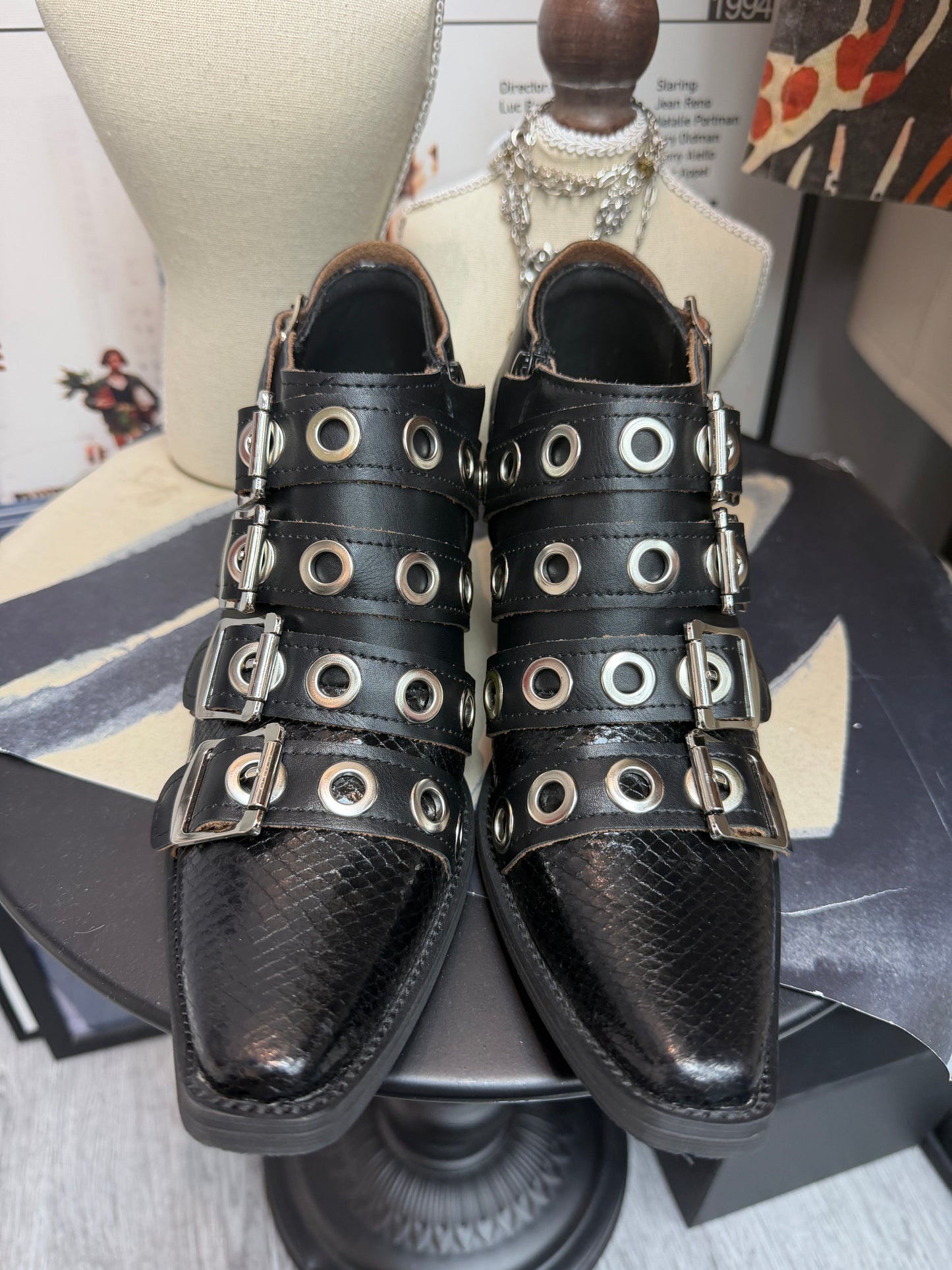 Eyelet X buckles pointy leather shoes