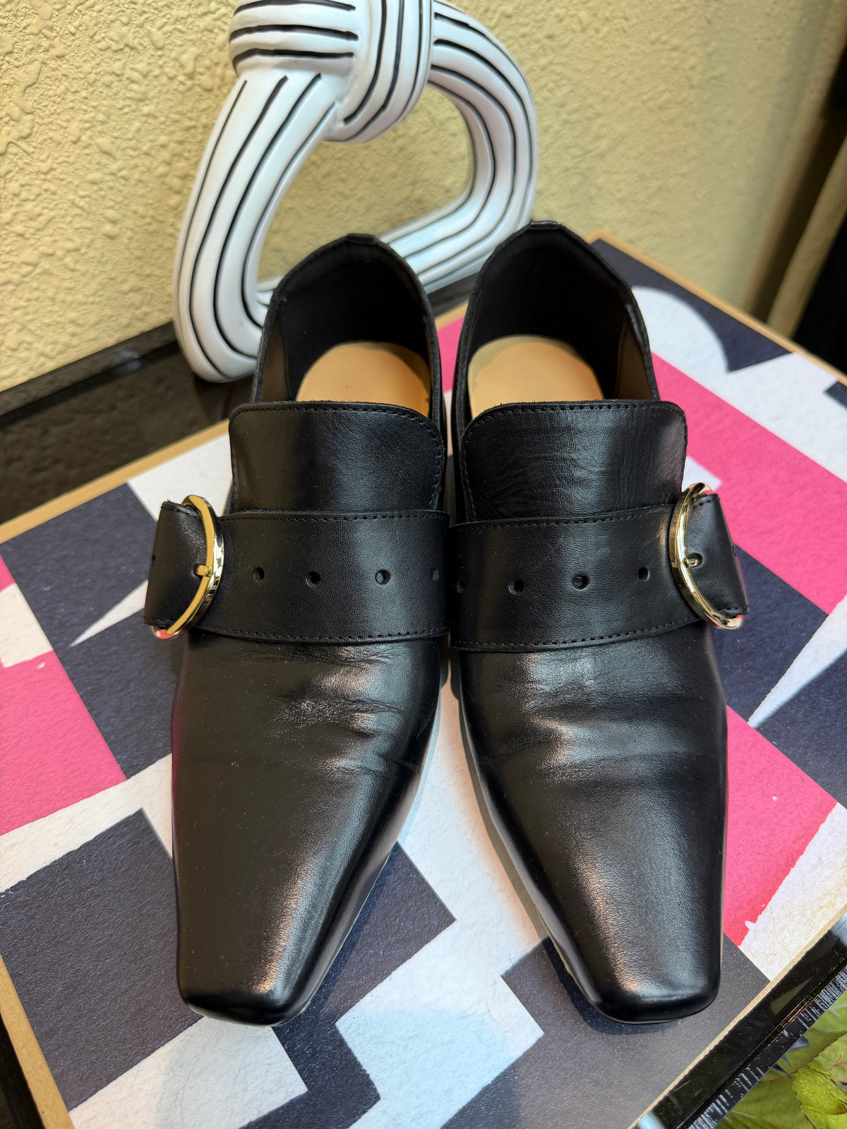 End point circle hook heel lift loafer