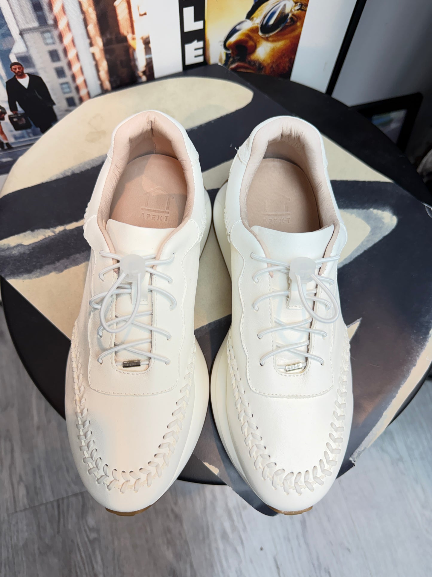 Cord stopper sneakers