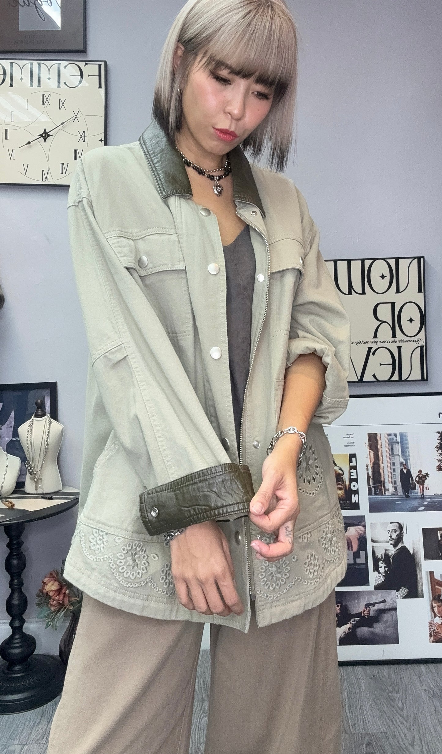 Embroidery hem zip jacket