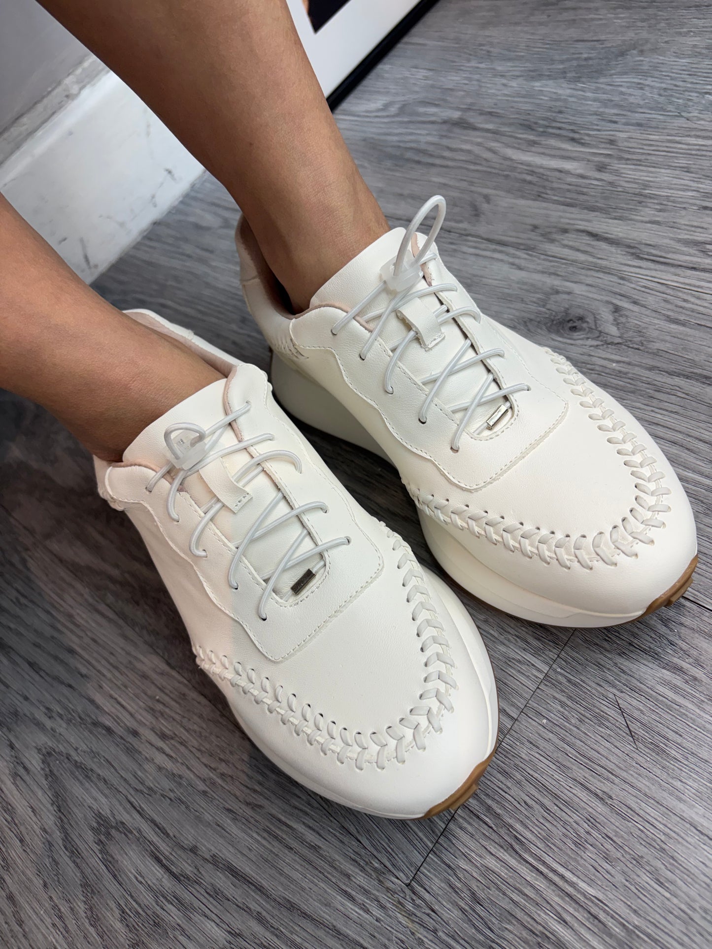 Cord stopper sneakers