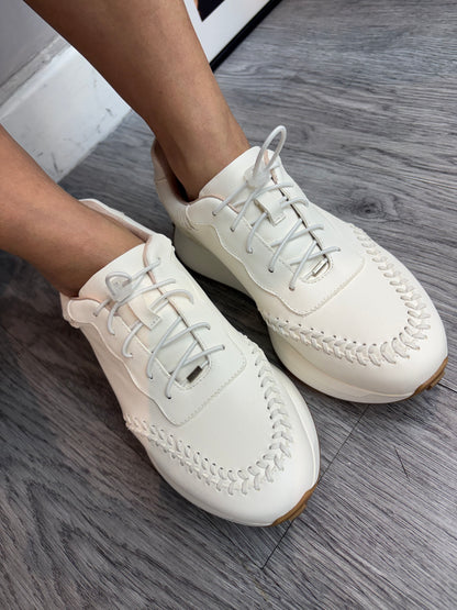 Cord stopper sneakers