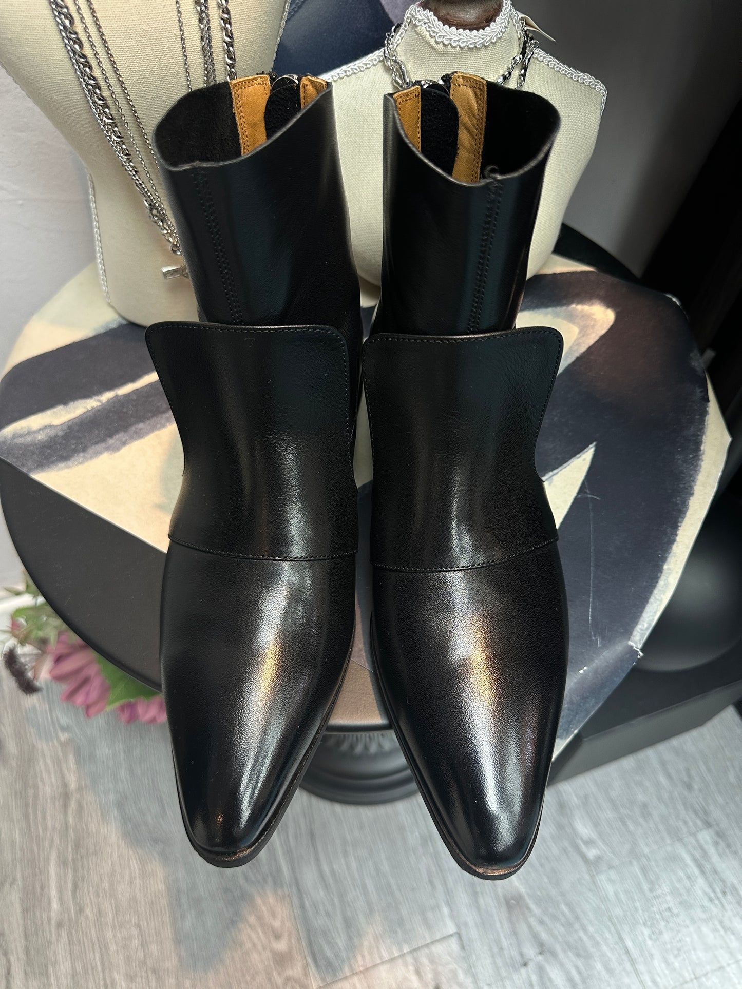 Pointy back zip short boot