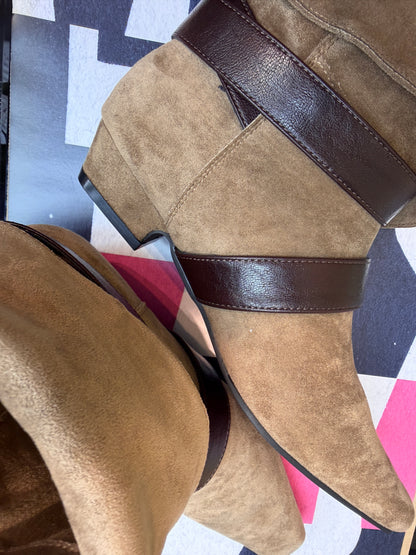 End point suede ankle boot