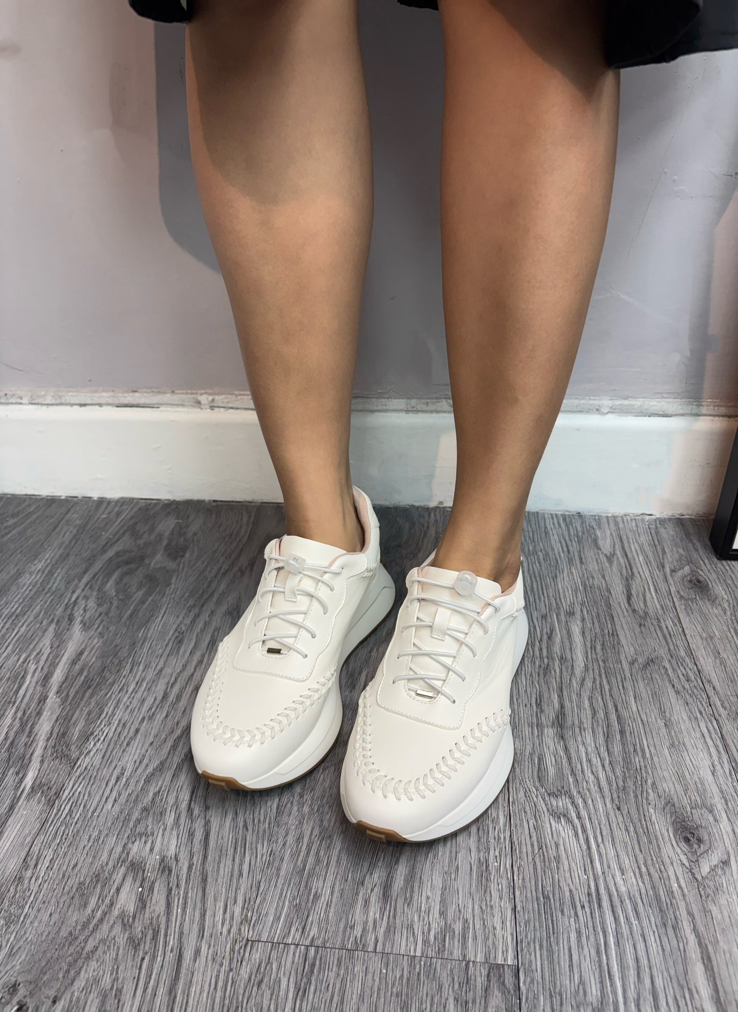 Cord stopper sneakers
